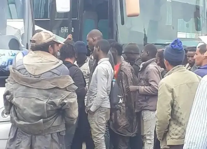 نشطاء يحذرون السلطات من إغراق شوارع أزيلال بالمهاجرين