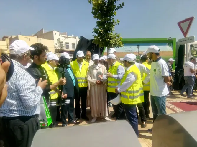 عمدة مكناس يدشن مشروع تثبيت حاويات النظافة في باطن الأرض