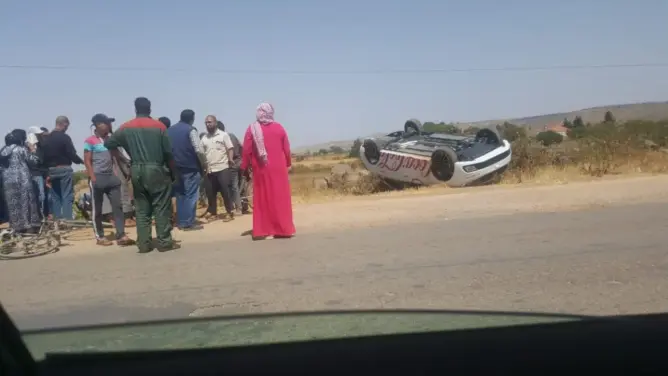 سيارة خفيفة تدهس دراجا وتنقلب رأسا على عقب بإفران