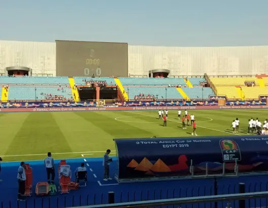 لقجع ولاعبي منتخب المغرب والبنين يتفقدون أرضية ملعب السلام (صور)