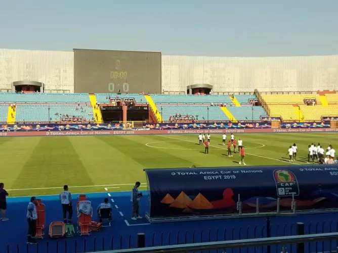 لقجع ولاعبي منتخب المغرب والبنين يتفقدون أرضية ملعب السلام (صور)