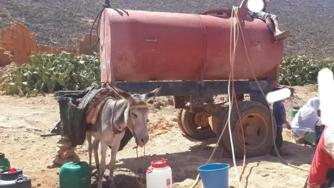 العطش يفتك بدوار ضواحي إفني لأزيد من أسبوعين.. والساكنة تستغيث (صور)