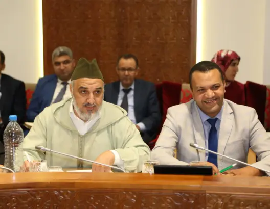 احتقان في تيزنيت بعد محاصرة نشطاء أمازيغ لقاعة سيحاضر بها أبو زيد (فيديو)