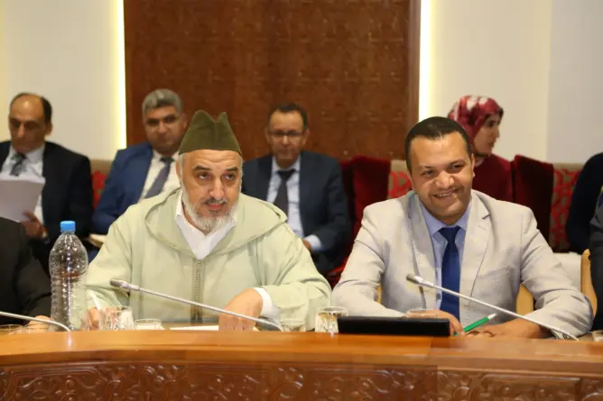 احتقان في تيزنيت بعد محاصرة نشطاء أمازيغ لقاعة سيحاضر بها أبو زيد (فيديو)