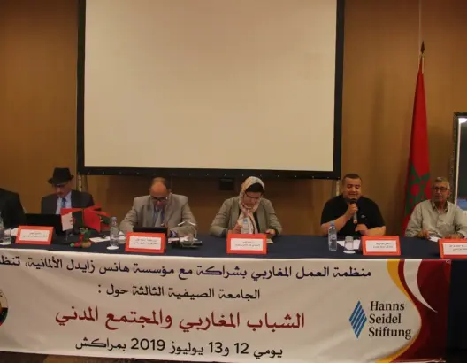 باحثون: هذه أسباب ارتماء الشباب في أحضان الهجرة والتطرف والعنف 