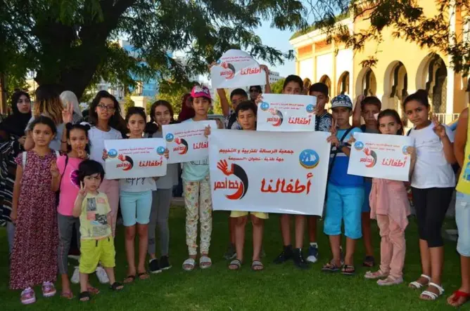 بعد حرمانهم من مخيم وادلاو .. أطفال وأولياؤهم يحتجون بطنجة و”الرسالة” تعقد لقاءً عاجلا (صور)