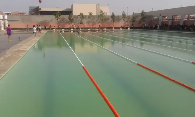 بسبب مياهه الملوثة.. غضب عارم في صفوف رواد مسبح بمراكش (صور)