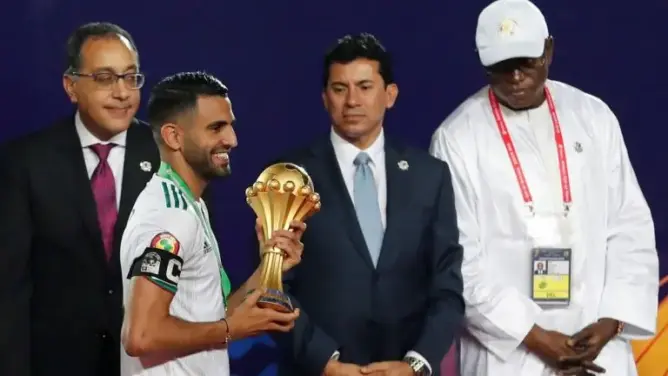 “محامي السيسي” يقاضي اللاعب محرز.. والجزائر ترد عليه