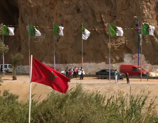 عساكر المغرب والجزائر يتبادلون التهاني على الحدود بعد فوز الثعالب