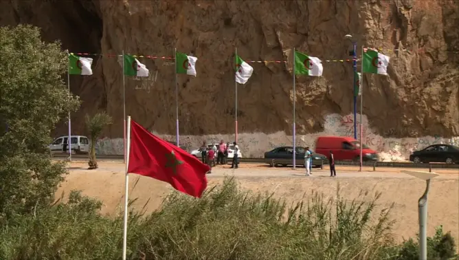 عساكر المغرب والجزائر يتبادلون التهاني على الحدود بعد فوز الثعالب