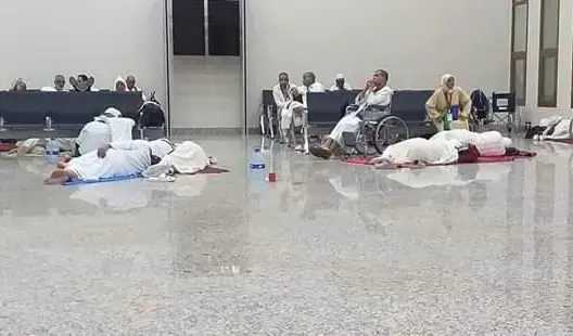 عشرات الحجاج يقضون ليلة بيضاء بعد تأخر طائرة لارام لـ11 ساعة (صور)