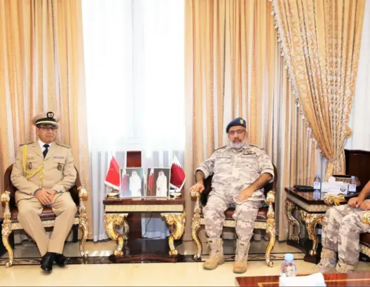 رئيس أركان الجيش القطري يجتمع بالملحق العسكري المغربي بالدوحة
