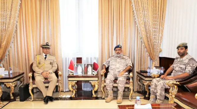 رئيس أركان الجيش القطري يجتمع بالملحق العسكري المغربي بالدوحة