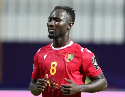 اتهامات لعمة نجم منتخب غينيا بالشعوذة .. والجماهير تحاصر منزلها