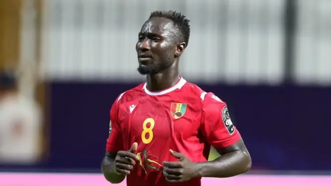 اتهامات لعمة نجم منتخب غينيا بالشعوذة .. والجماهير تحاصر منزلها
