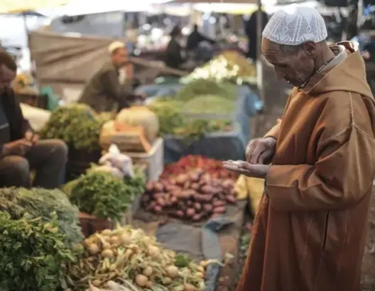 تقرير يفسر أسباب الفجوة بين دينامية الاقتصاد و”تدهور” مستوى معيشة المغاربة