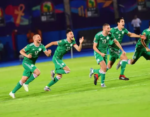 محاربو الصحراء يطيحون بالنسور الخضراء ويعبرون للنهائي بهدف قاتل