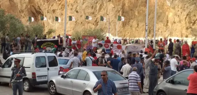 مغاربة وجزائريون يلتقون على ضفتي الحدود للمطالبة بفتحها (صور)
