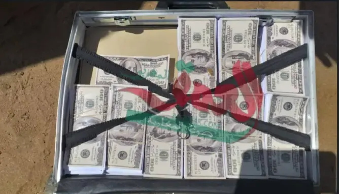 بعد الدرهم..بحر أكادير يلفظ حقيبة مملوءة بالدولارات المزورة (صورة حصرية)