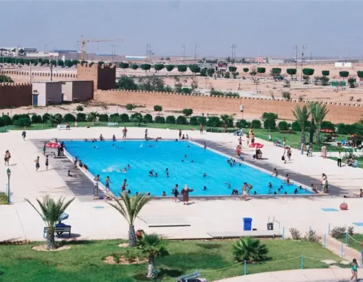 بعد إغلاق المسابح المغطاة.. المسابح المفتوحة بالبيضاء تشهد إقبالا كثيفا