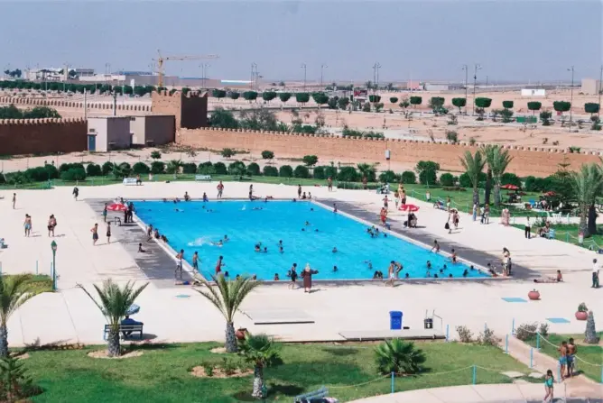 بعد إغلاق المسابح المغطاة.. المسابح المفتوحة بالبيضاء تشهد إقبالا كثيفا