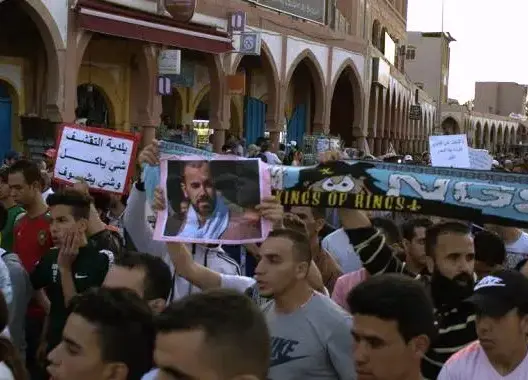 رفعوا صورة الزفزافي.. تيزنيت تخرج للاحتجاج وترفع شعار “الأحد الأسود” (صور)