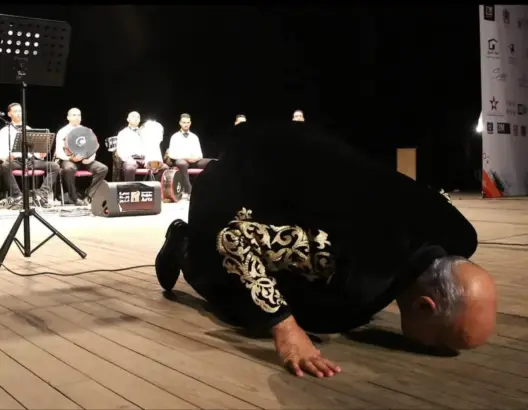 لأول مرة .. الصويري يغني الراي ويسجد مرتين على مسرح وجدة (صور)