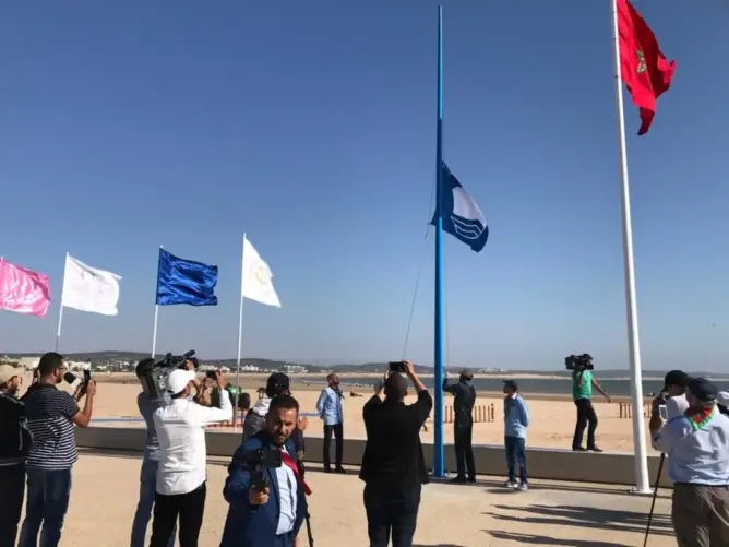 رفع اللواء الأزرق على شاطئ “با قاسم” بطنجة للعام السابع على التوالي