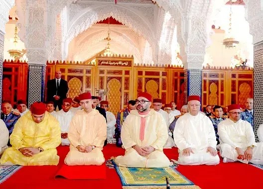 الملك محمد السادس يؤدي صلاة الجمعة بالمسجد المحمدي بالدار البيضاء