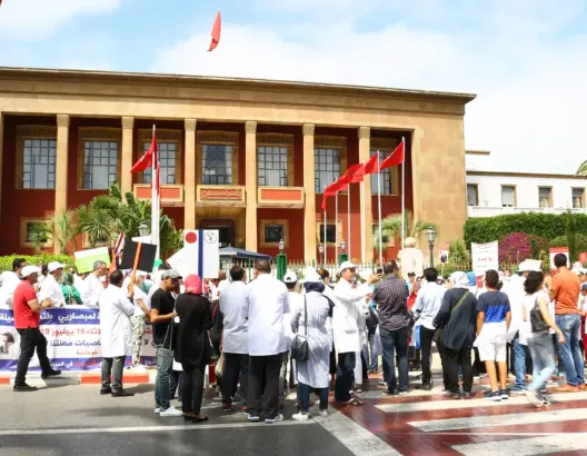 البرلمان ينتصر لأطباء العيون.. ويحرم المبصاريين من قياس النظر