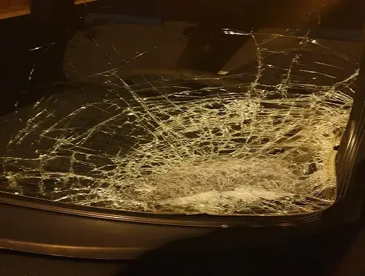 رشق بالحجارة يُهشم سيارات قرب أزيلال .. والعثور على قتيل بالمكان