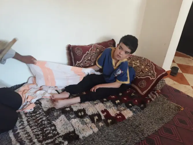 خطأ طبي يحول حياة فتاة بسوق السبت لجحيم .. ووالدها يناشد المحسنين