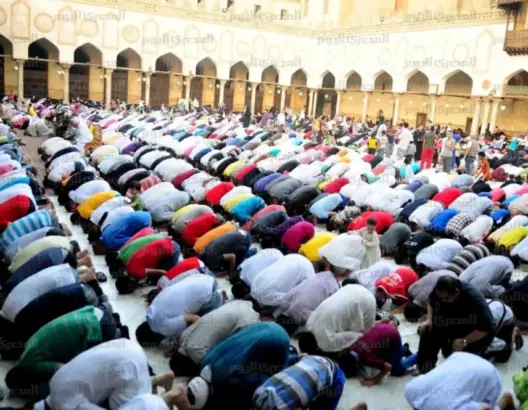 خطيب صلاة العيد يثير جدلا بـ”إهانة” المرأة العاملة .. ووزير يتدخل