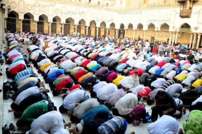 خطيب صلاة العيد يثير جدلا بـ”إهانة” المرأة العاملة .. ووزير يتدخل