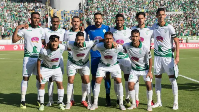 بعد إقصائهم .. لاعبو الرجاء يحاولون الاعتداء على حارس الزمامرة (فيديو)