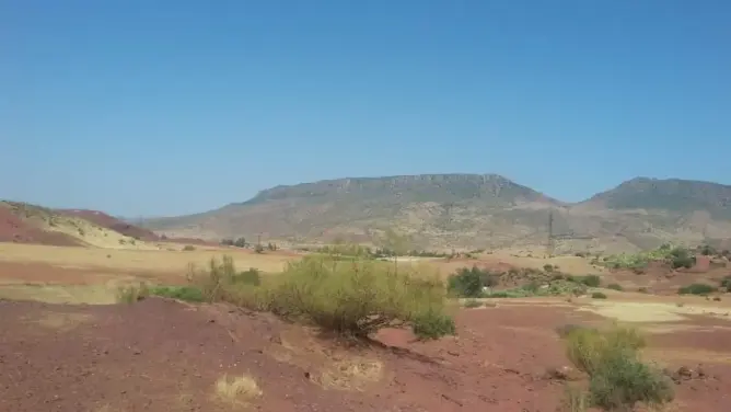 غياب الكهرباء يضاعف عزلة “تغاط” نواحي خنيفرة والجماعة توضح (صور)