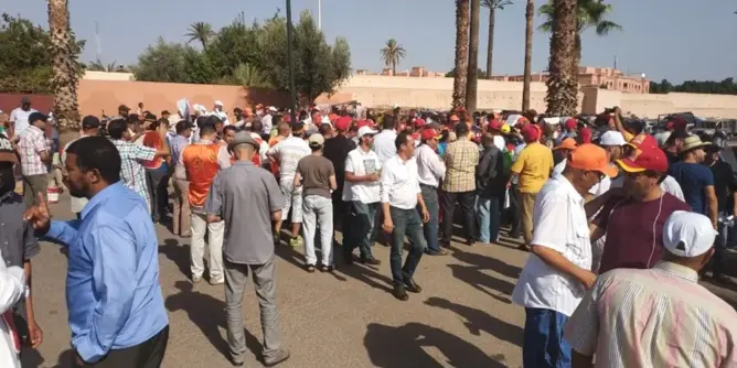 “طاكسيات” من عدة مدن يحتجون بمراكش تضامنا مع سائق موقوف