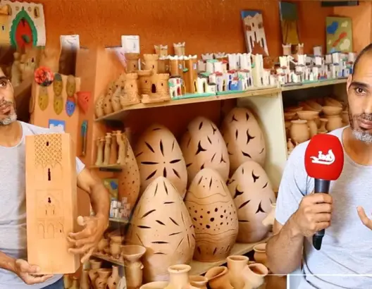 نور الدين.. فنان عاد من أمريكا ليحكي تاريخ المغرب بحروف من طين