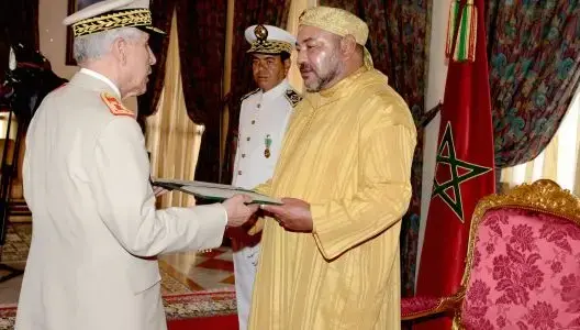 الملك يستقبل بالحسيمة الجنرال الوراق.. والأخير يسلمه كتابا عن الجيش