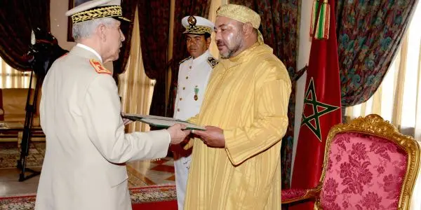 الملك يستقبل بالحسيمة الجنرال الوراق.. والأخير يسلمه كتابا عن الجيش