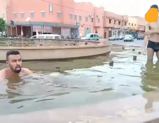 وسط نافورة عمومية.. شاب يحتج بطريقته على غياب المسابح بكلميم (فيديو)