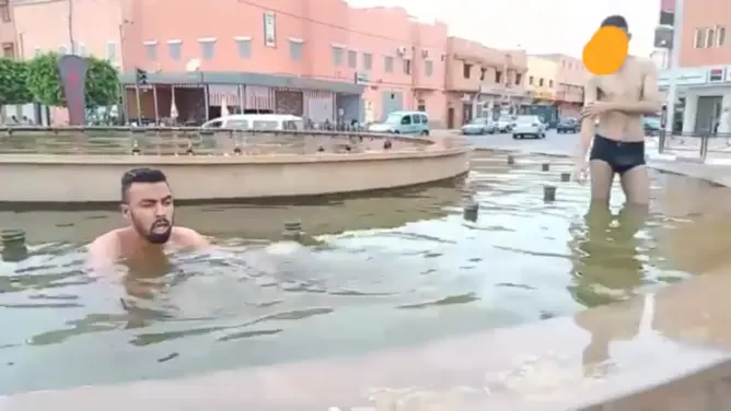 وسط نافورة عمومية.. شاب يحتج بطريقته على غياب المسابح بكلميم (فيديو)