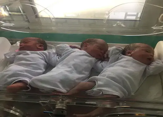 أمّ بمشفى بانيو بمكناس تضع 3 توائم.. بعد مجهود طاقم طبي كبير