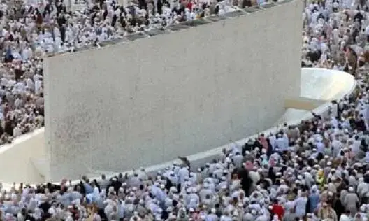 ضيوف الرحمن يرمون الجمرات في ثاني أيام التشريق