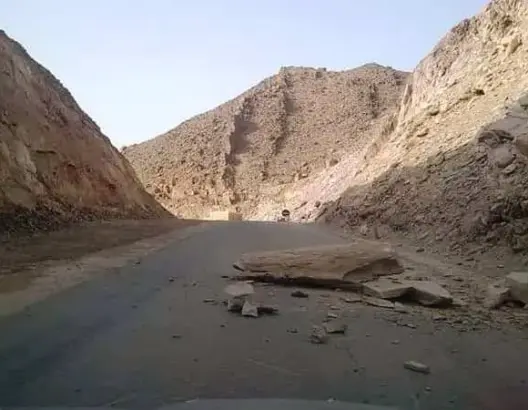 للمسافرين بين كلميم وأسا.. انهيار صخري على مستوى فج “أمزلوك”