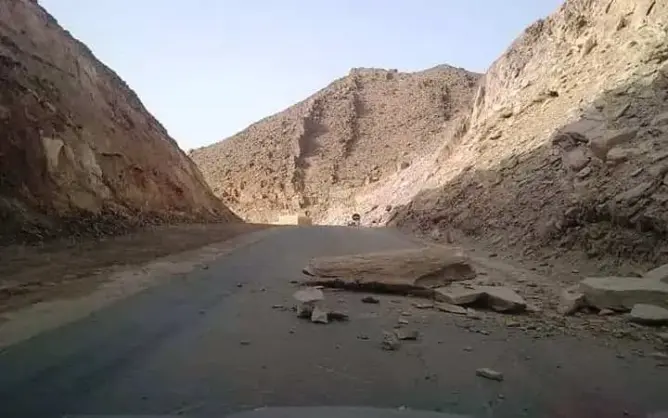 للمسافرين بين كلميم وأسا.. انهيار صخري على مستوى فج “أمزلوك”
