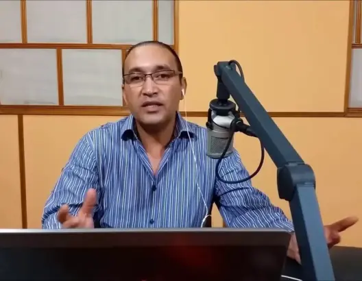 أثار غضب الأطباء .. مقدم برنامج “احظي راسك” بالإذاعة الوطنية يوضح