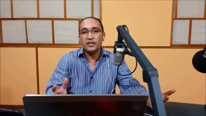 أثار غضب الأطباء .. مقدم برنامج “احظي راسك” بالإذاعة الوطنية يوضح