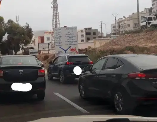 “كلمترات” من الاكتظاظ المروري تفسد فرحة الصيف على زوار أكادير (فيديو)