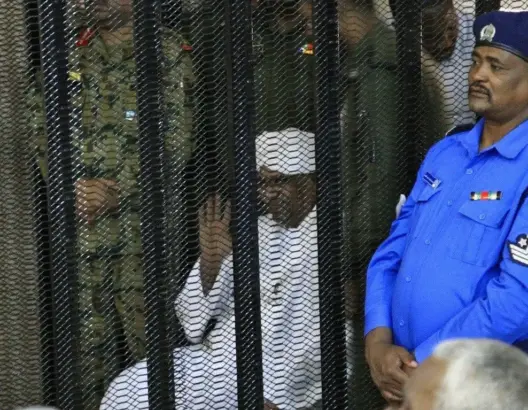بسبب عمره .. محكمة سودانية تدين الرئيس المعزول بحكم مخفف